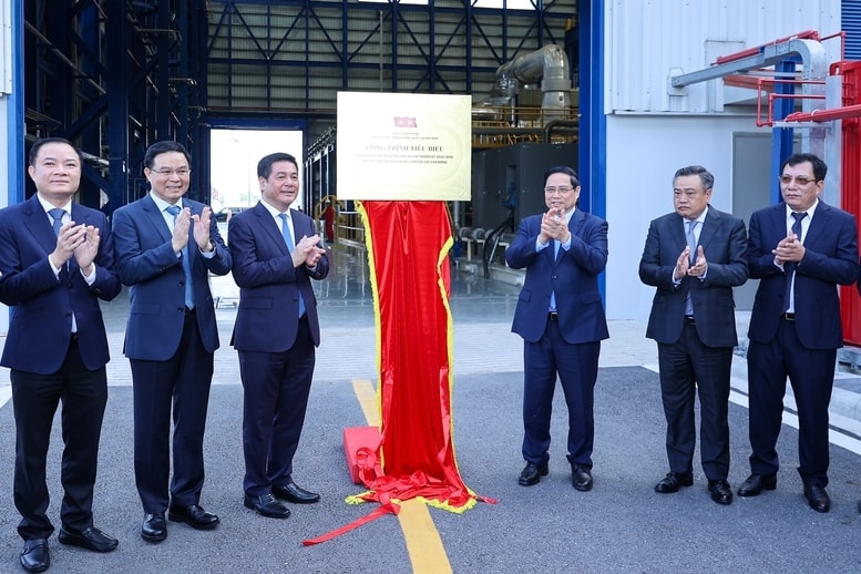 Thủ tướng Phạm Minh Chính và các đại biểu dự Lễ khánh thành Nhà máy Điện khí LNG Nhơn Trạch 3 và 4 và thực hiện nghi thức gắn biển Công trình chào mừng Đại hội XIV của Đảng - Ảnh: VGP/Nhật Bắc