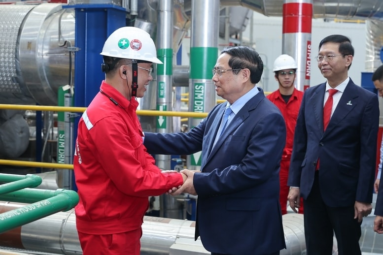 Thủ tướng Phạm Minh Chính với kỹ sư, công nhân vận hành Nhà máy điện LNG Nhơn Trạch 3 và 4 - Ảnh: VGP/Nhật Bắc