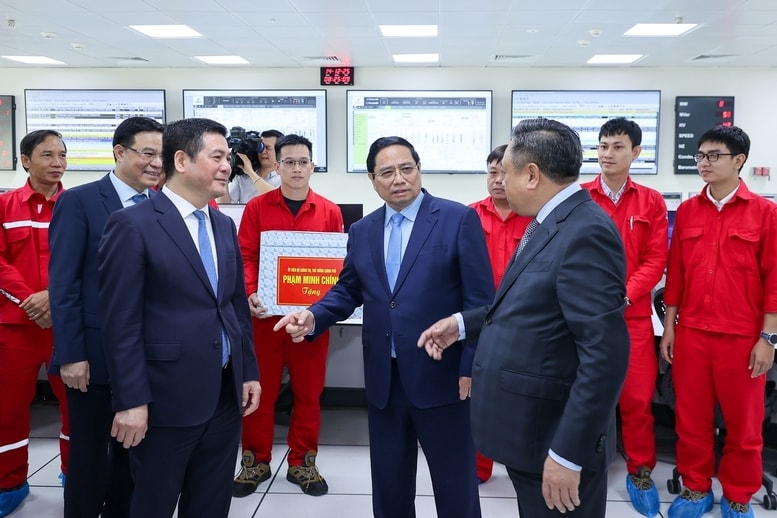 Thủ tướng Phạm Minh Chính tham quan hệ thống vận hành Nhà máy Điện khí LNG Nhơn Trạch 3 và 4 - Ảnh: VGP/Nhật Bắc