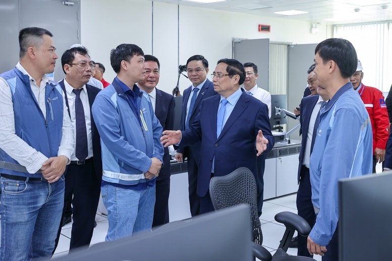 Thủ tướng Phạm Minh Chính tham quan hệ thống vận hành Nhà máy Điện khí LNG Nhơn Trạch 3 và 4 - Ảnh: VGP/Nhật Bắc