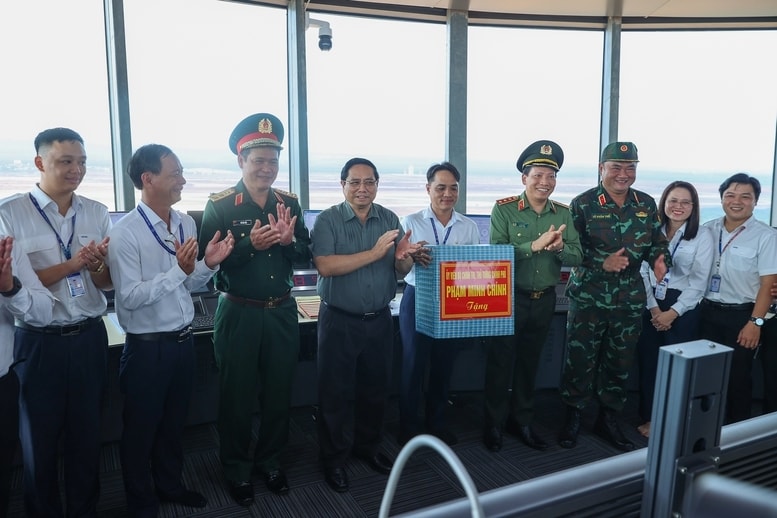 Thủ tướng tặng quà cán bộ nhân viên - Ảnh: VGP/Nhật Bắc