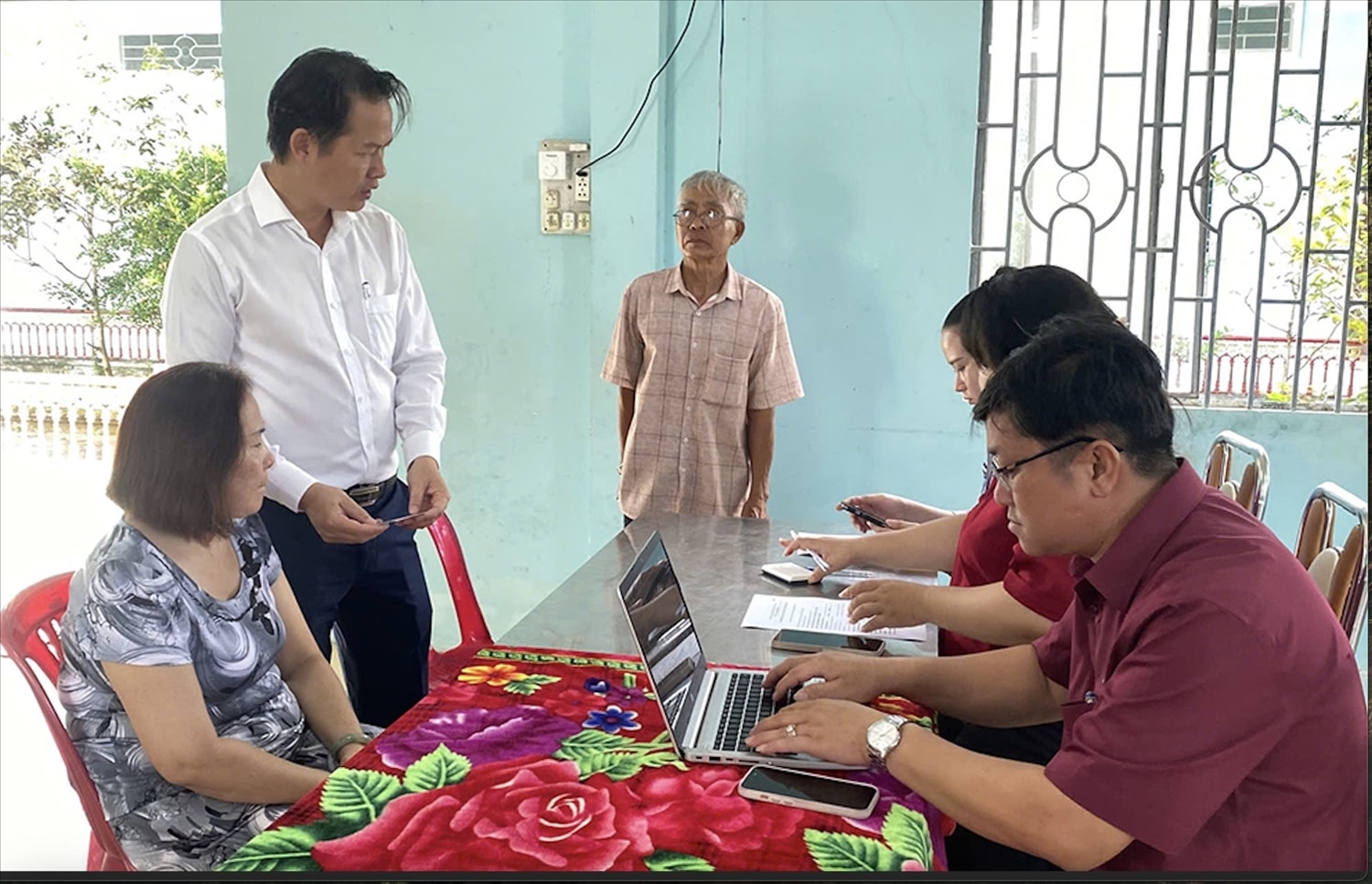 Cán bộ phường Vĩnh Châu ( TP. Cần Thơ) tư vấn, giải thích cụ thể từng trường hợp cho các cụ đang sinh sống tại Nhà dưỡng lão hiểu  và hợp tác 