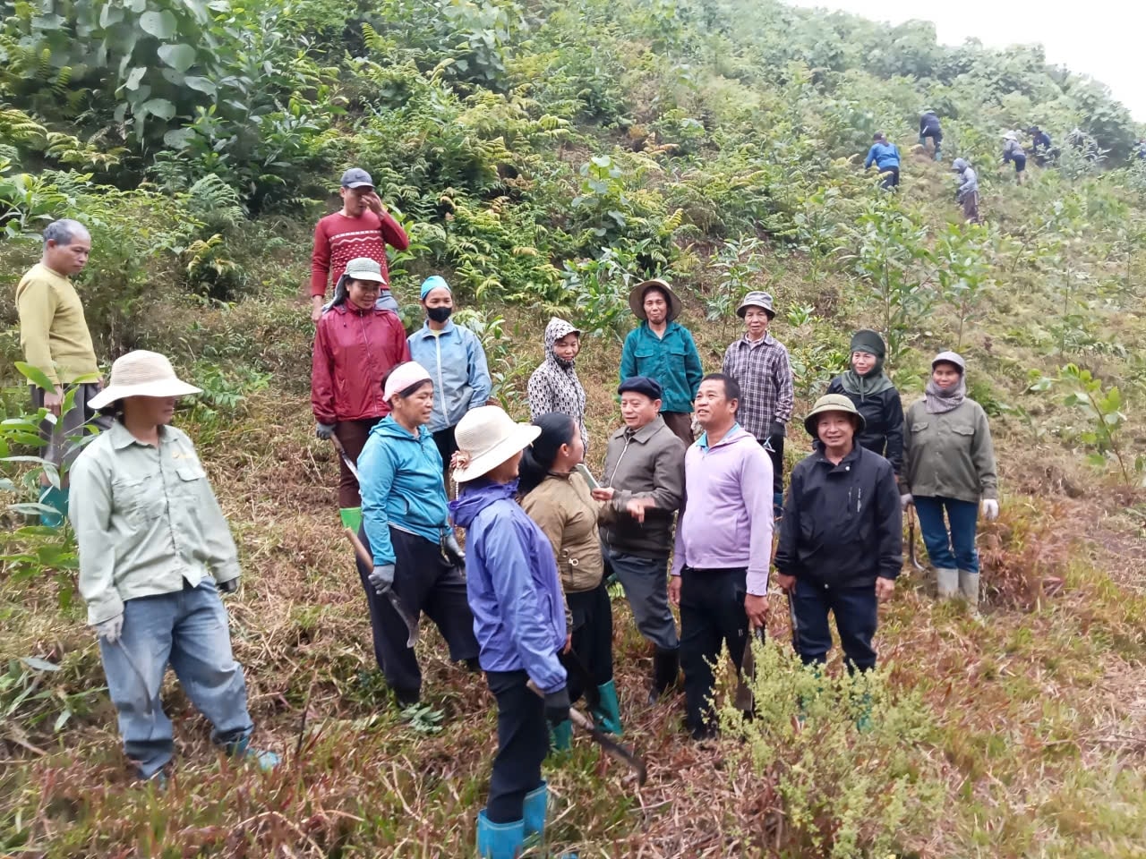 Trong những buổi lao động cùng bà con, ông Ma Doãn Như  (Đội mũ nồi) Người có uy tín  luôn lồng ghép tuyên truyền thực hiện nếp sống văn hoá mới trong việc cưới, việc tang.