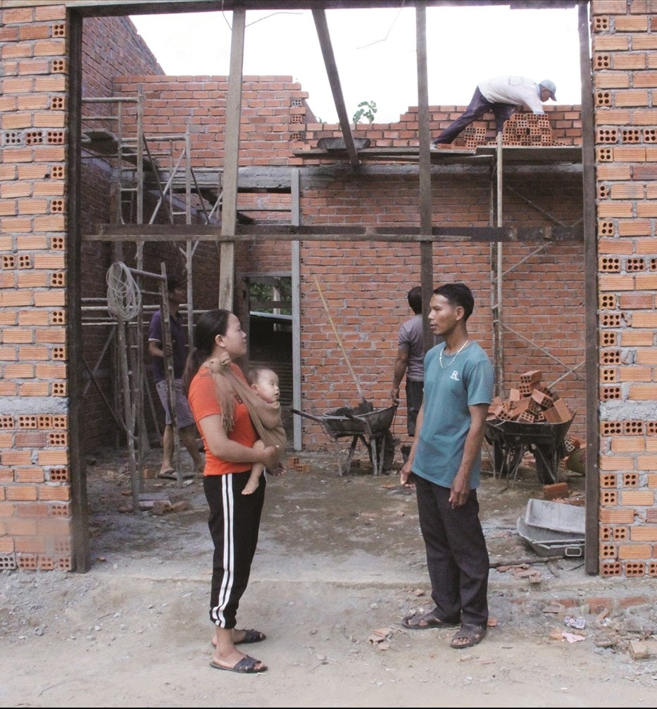 Anh Y Theng tuyên truyền, vận động và chia sẻ kinh nghiệm  để người dân trong buôn phát triển kinh tế