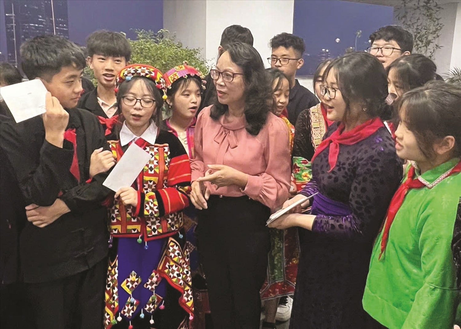 Thứ trưởng, Phó Chủ nhiệm Ủy ban Dân tộc (nay là Bộ Dân tộc và Tôn giáo) Hoàng Thị Hạnh  trò chuyện cùng các em học sinh DTTS năm 2022
