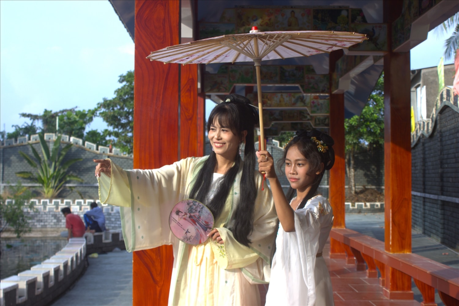 Chùa La Hán là một trong những điểm tham quan đặc sắc tại Cần Thơ. (Trong ảnh: Chị Dương Thị Hồng Nghí cùng con gái đến lễ Phật và ngắm cảnh)