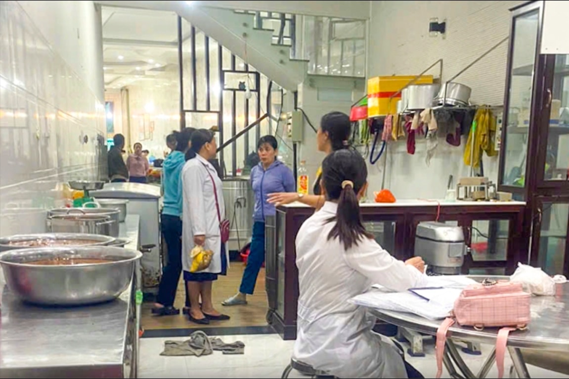 Lực lượng chức năng tỉnh Quảng Ngãi kiểm tra tại cơ sở bánh mì Hồng Vân. (Ảnh: H.P)