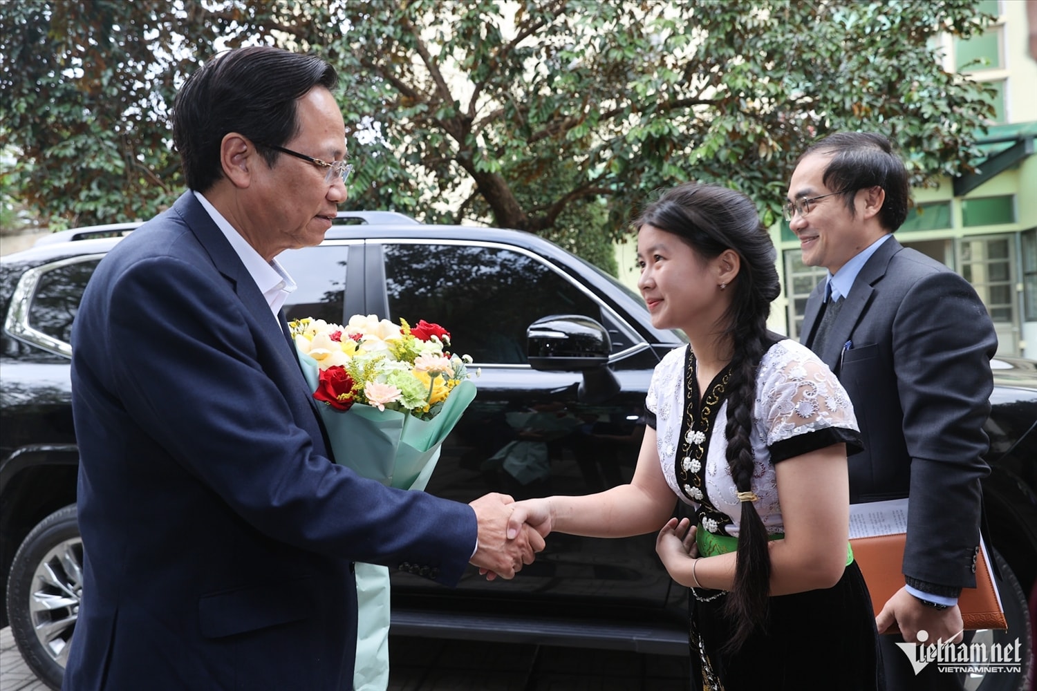 Bộ trưởng Đào Ngọc Dung hỏi thăm các em học sinh Trường Dự bị Đại học Dân tộc Sầm Sơn. Ảnh: Lê Anh Dũng