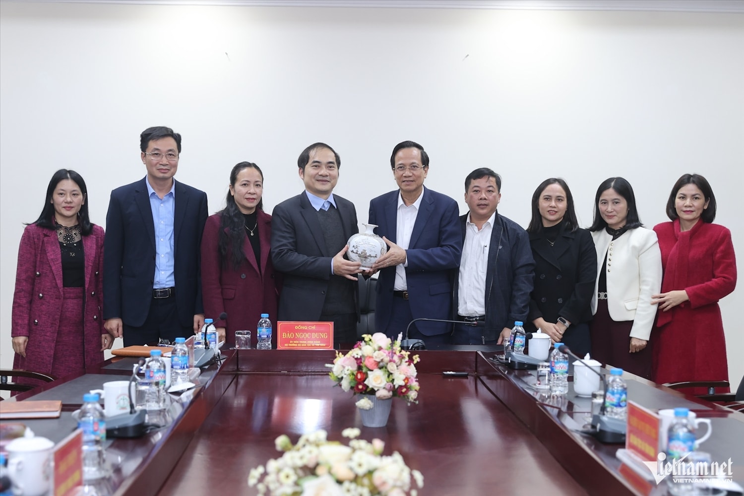 Bộ trưởng tặng bình gốm làm quà lưu niệm cho nhà trường. Ảnh: Lê Anh Dũng