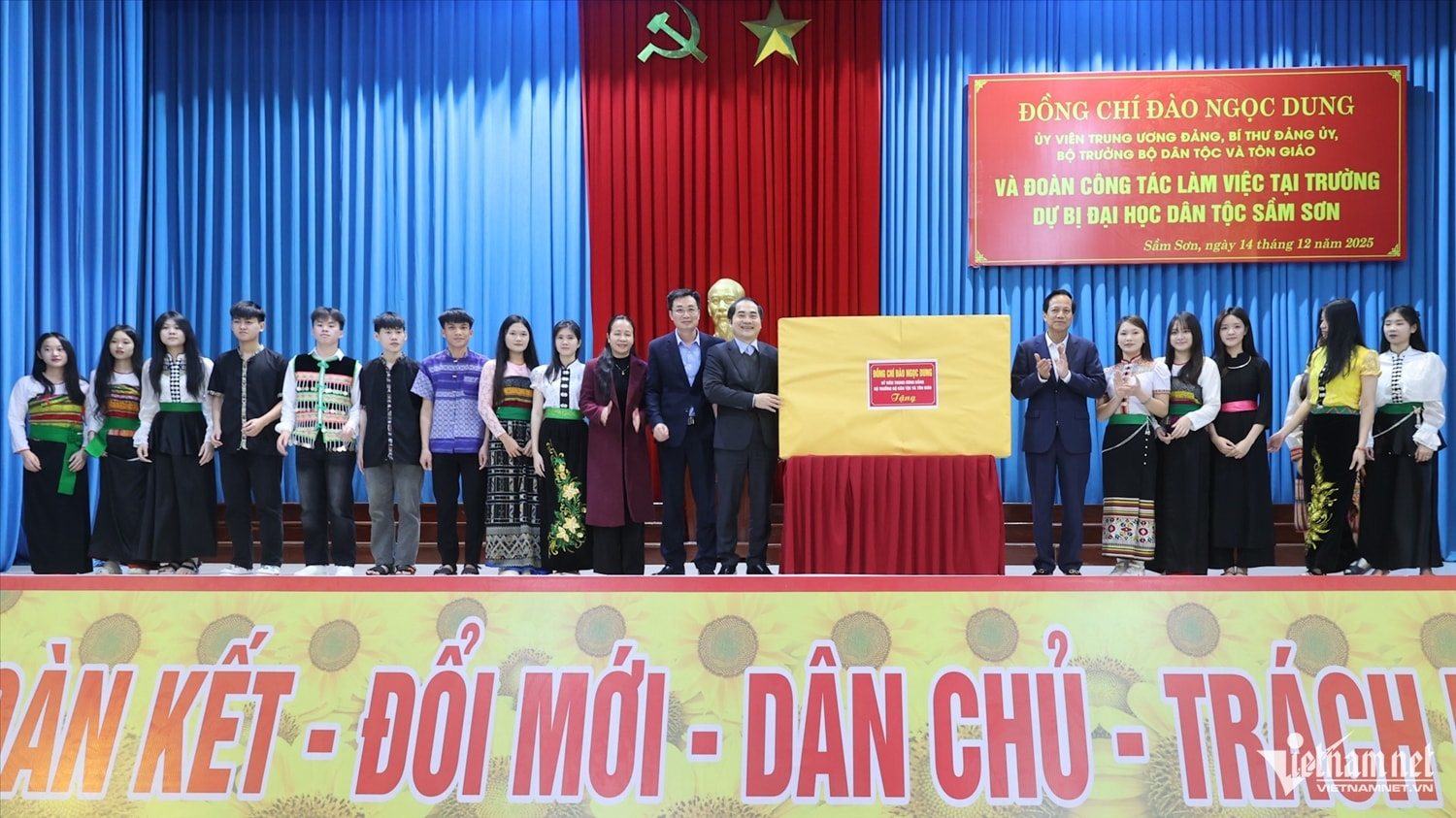 Các em học sinh cùng lãnh đạo nhà trường nhận quà của Bộ trưởng. Ảnh: Lê Anh Dũng
