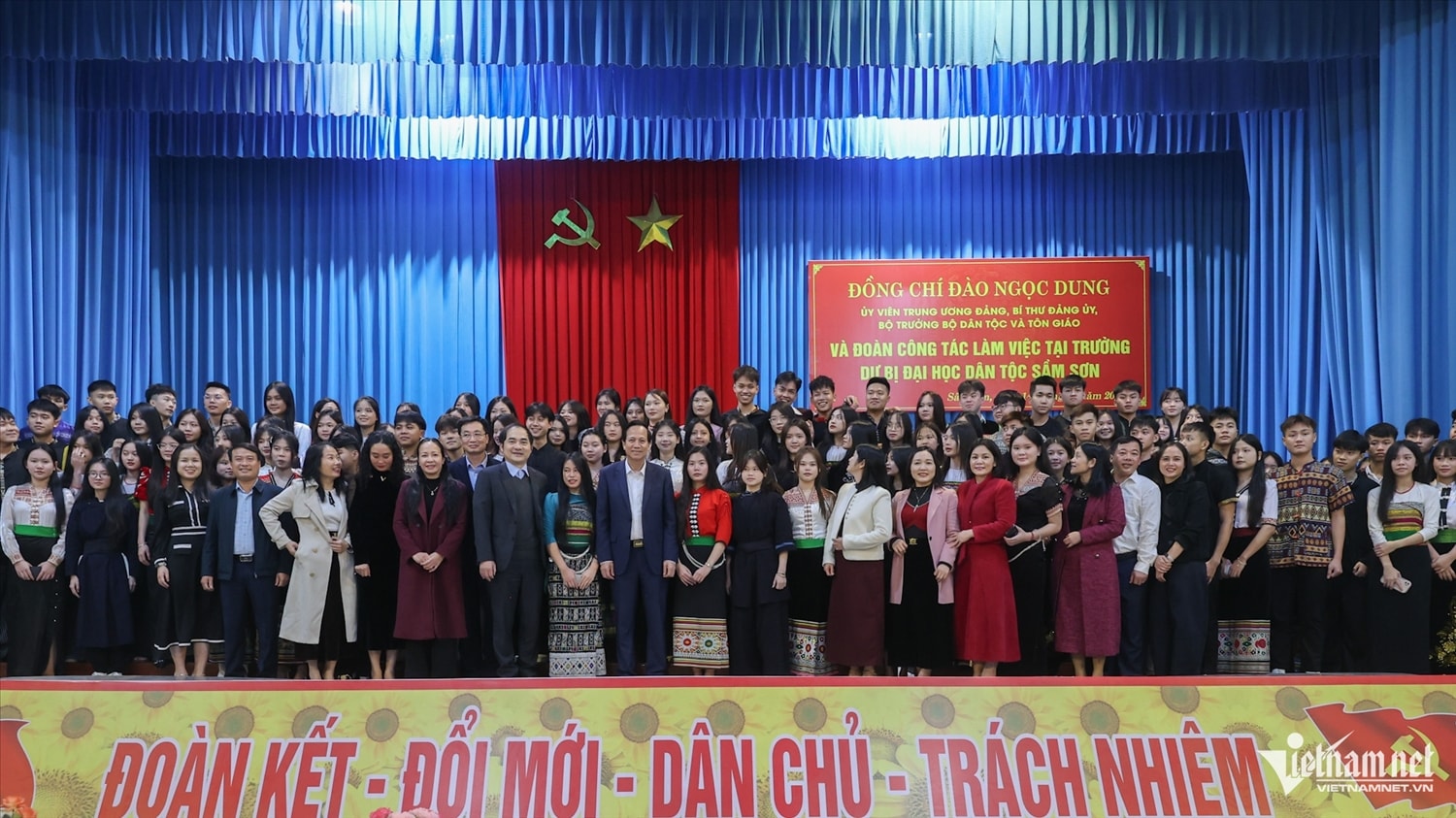 Thầy cô giáo và các em học sinh chụp ảnh lưu niệm cùng Bộ trưởng Đào Ngọc Dung. Ảnh: Lê Anh Dũng