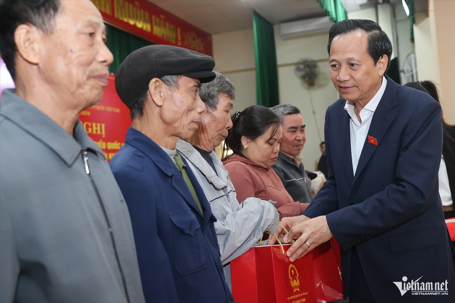 Bộ trưởng Đào Ngọc Dung tặng quà cho gia đình chính sách, hộ nghèo xã Quảng Chính. Ảnh: Lê Anh Dũng