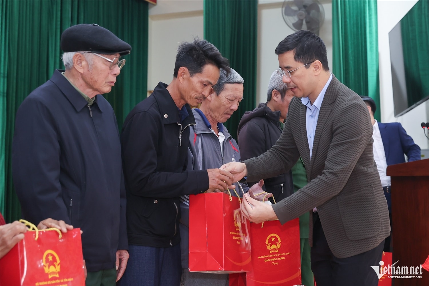  Phó bí thư thường trực Tỉnh ủy Thanh Hóa Nguyễn Hồng Phong tặng quà cho các gia đình. Ảnh: Lê Anh Dũng