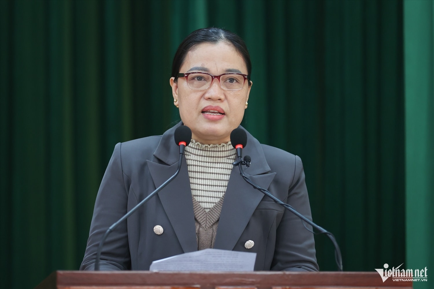 Cử tri Nguyễn Thị Xinh nêu kiến nghị về trường hợp quân nhân xuất ngũ đi xuất khẩu lao động. Ảnh: Lê Anh Dũng
