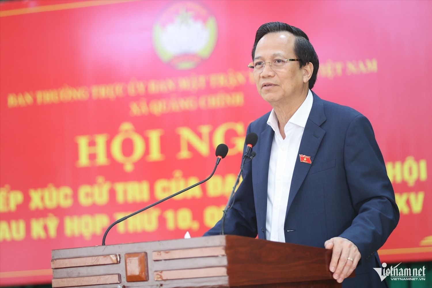 Bộ trưởng Đào Ngọc Dung tiếp thu ý kiến của cử tri. Ảnh: Lê Anh Dũng