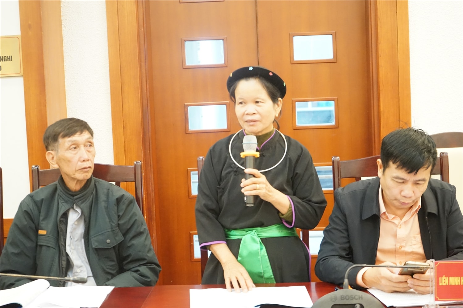 Bà Hoàng Thị Hiệp, Người có uy tín thôn Bắc Xa, xã Kỳ Thượng phát biểu tham luận. Ảnh: Mỹ Dung