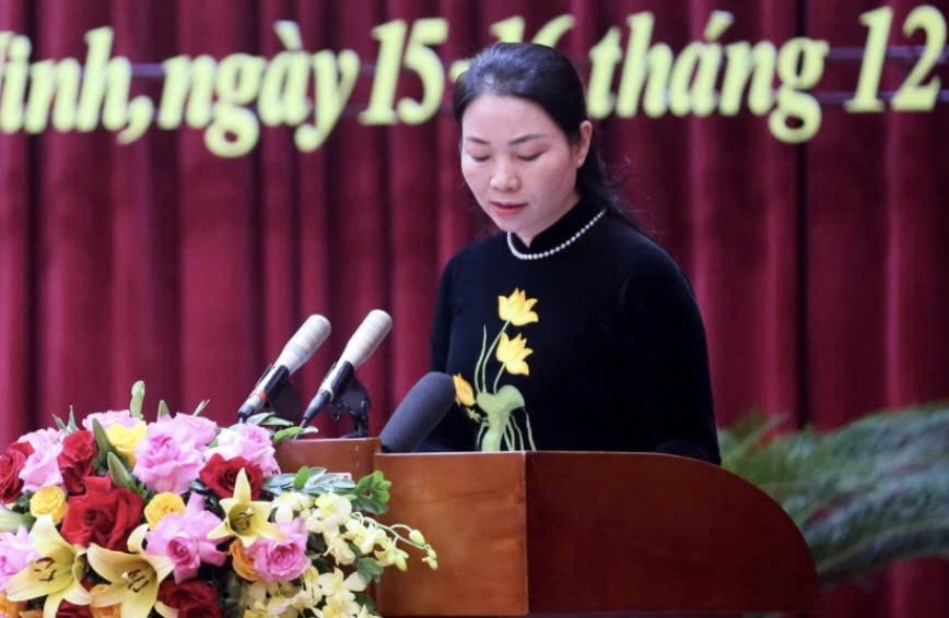 Giám đốc Sở Giáo dục và Đào tạo tỉnh Quảng Ninh trình bày tờ trình, dự thảo Nghị quyết quy định một số chính sách hỗ trợ trong các cơ sở giáo dục 