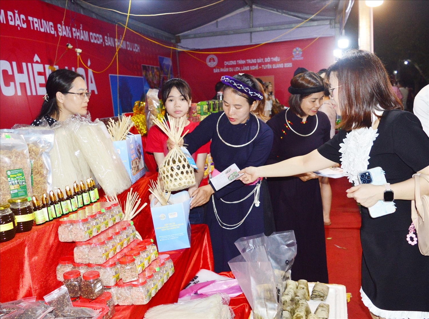 Người dân và du khách mua sắm các sản phẩm OCOP tại Chương trình trưng bày, giới thiệu sản phẩm du lịch, làng nghề năm tỉnh Tuyên Quang năm 2025.