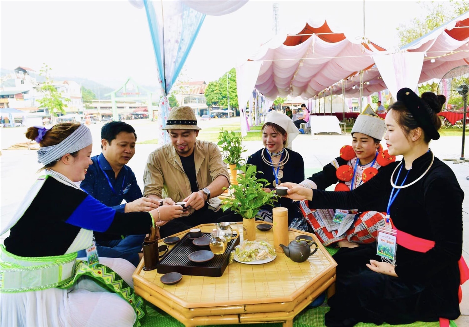 Du khách thưởng thức và tìm hiểu về chè Shan tuyết Na Hang.