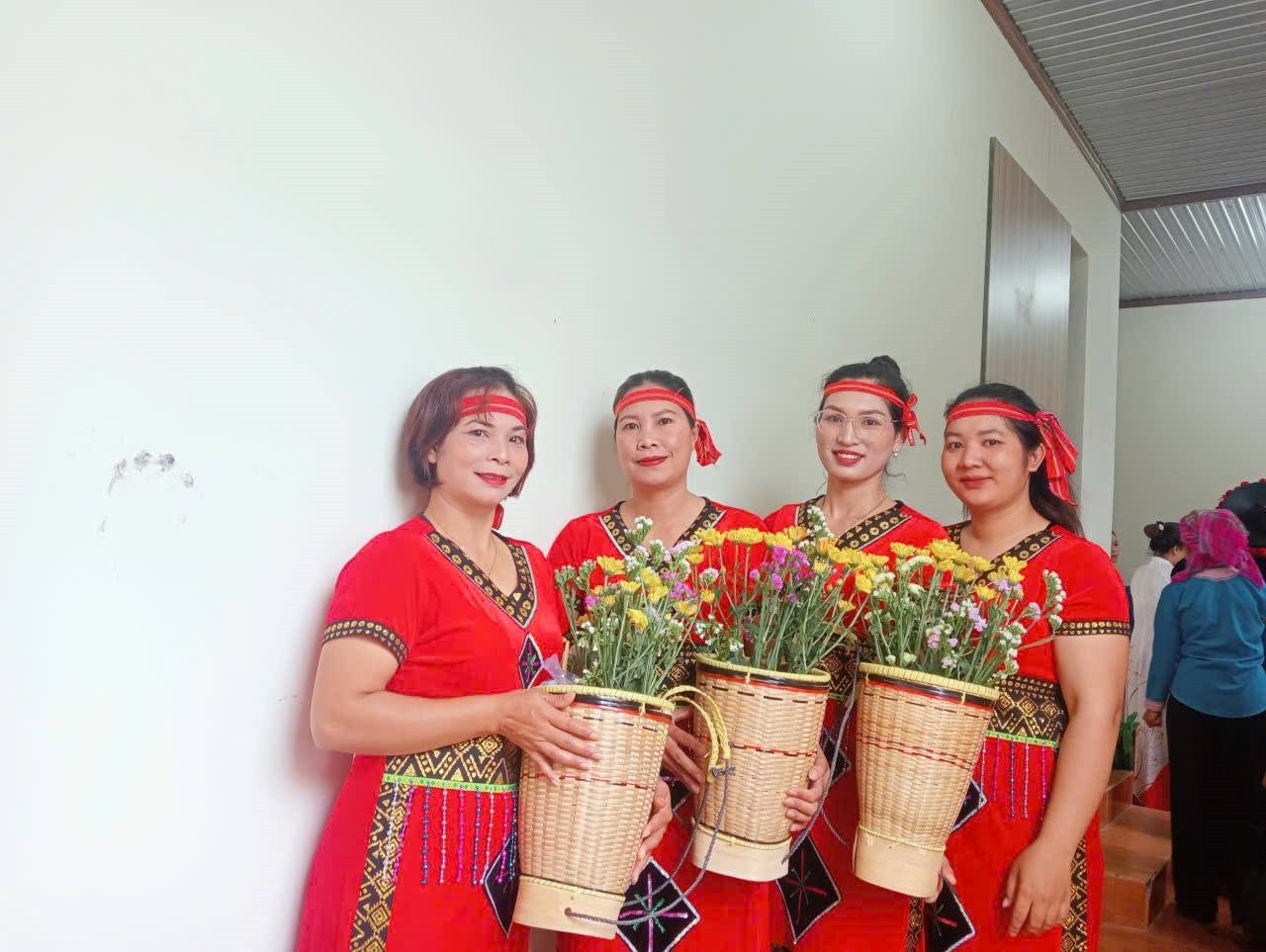 Vừa là cán bộ, vừa là Người có uy tín trong cộng đồng, chị K’ Xuân (người ngoài cùng bên trái) đã tích cực đưa  giúp các chủ trương, chính sách của Đảng và Nhà nước đi vào cuộc sống một cách tự nhiên.