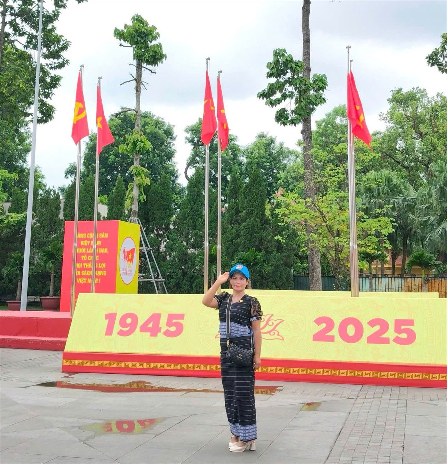 Chị Klong K’ Xuân – người dân tộc Cơ Ho – hiện vừa là Người có uy tín, vừa giữ cương vị Phó Bí thư chi bộ, Trường ban công tác mặt trận thôn, và là nhân viên y tế thông bản của thôn Bon Rơm, xã Tân Hội
