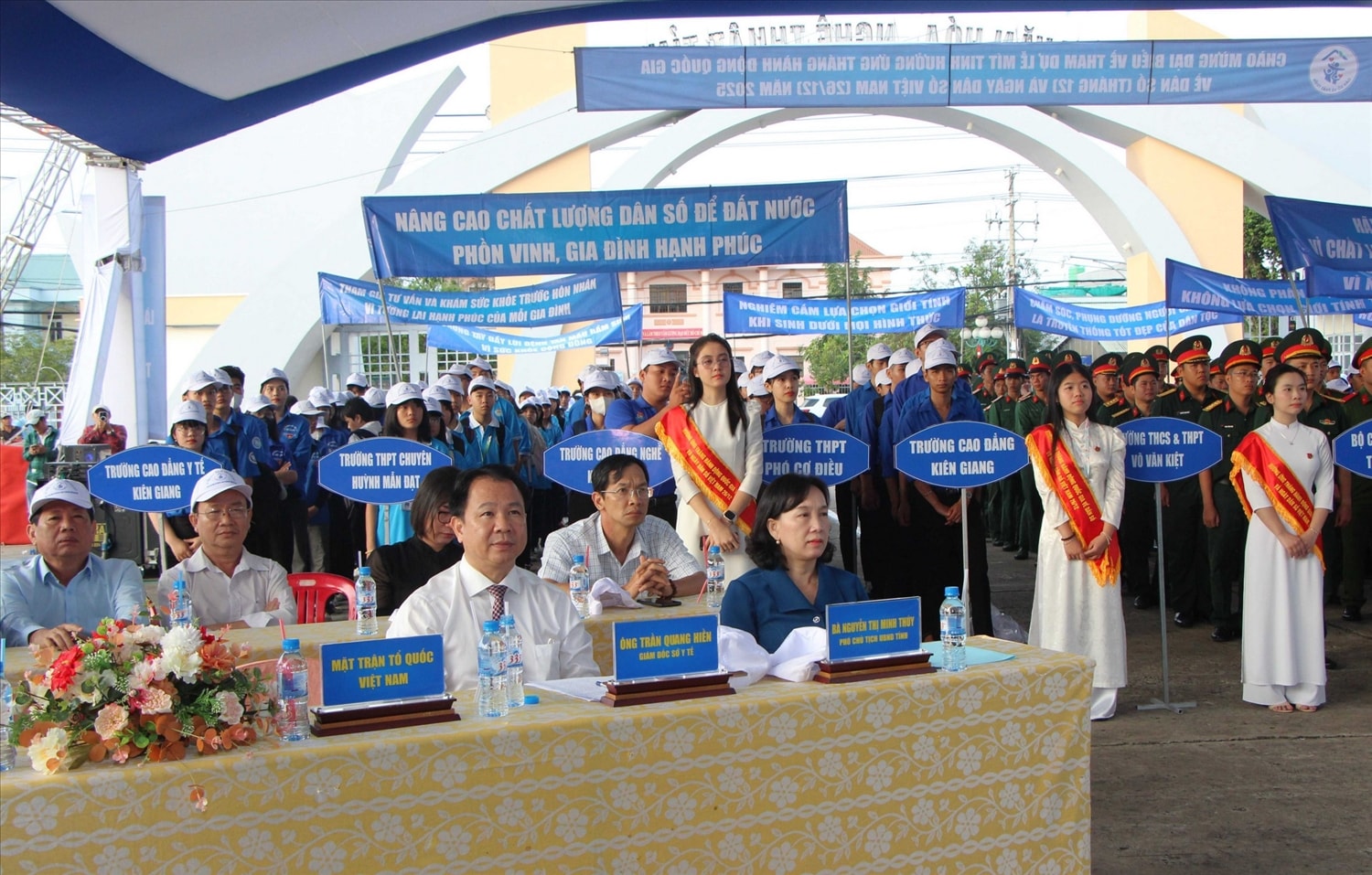Đại biểu tham dự lễ mít tinh hưởng ứng Tháng hành động Quốc gia về Dân số (tháng 12) và Ngày Dân số Việt Nam (26/12) năm 2025