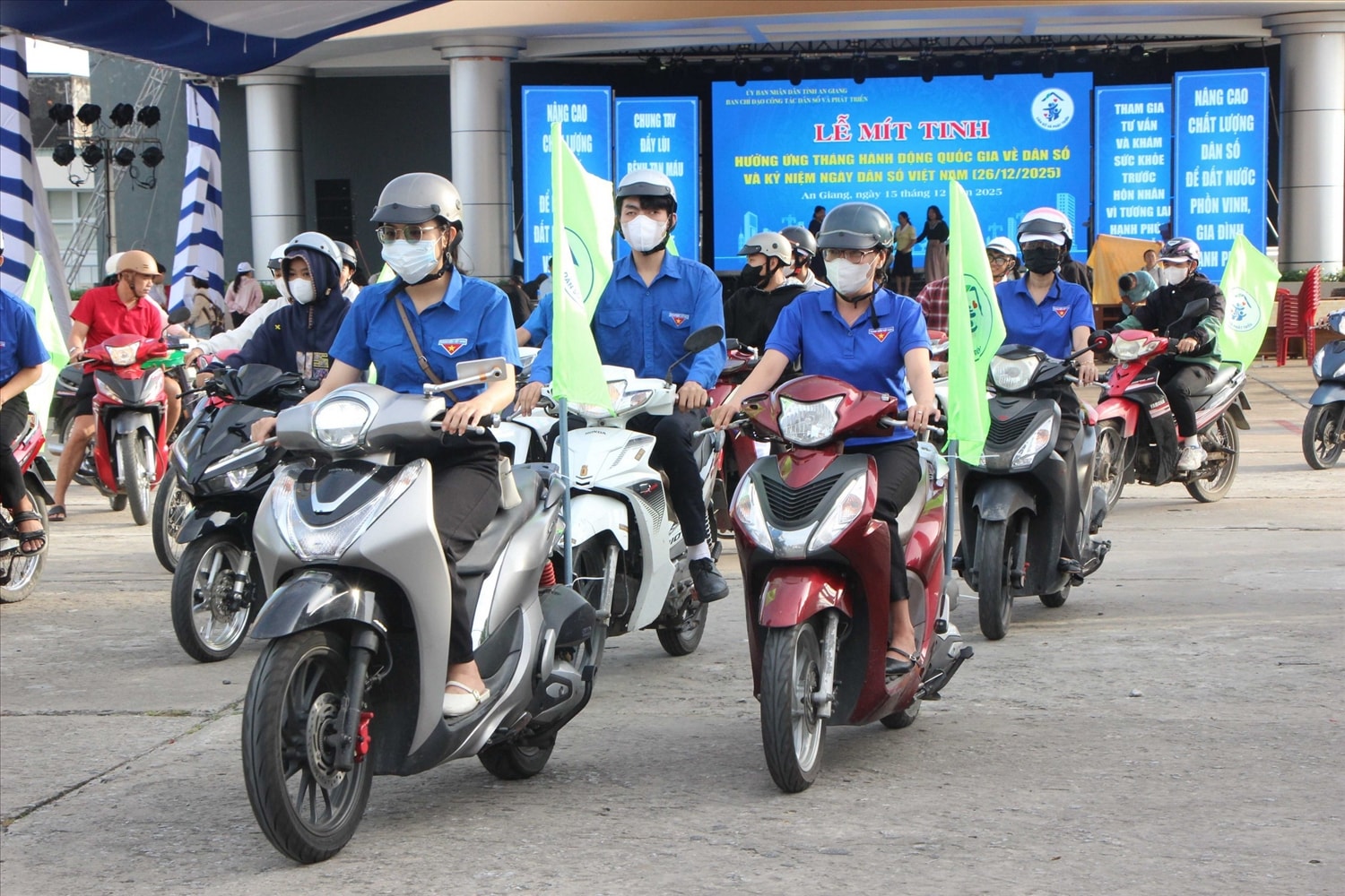 Đoàn viên thanh niên, học sinh, Trung tâm Y tế diễu hành tuyên truyền hưởng ứng Tháng hành động Quốc gia về Dân số (tháng 12) và Ngày Dân số Việt Nam (26/12) năm 2025