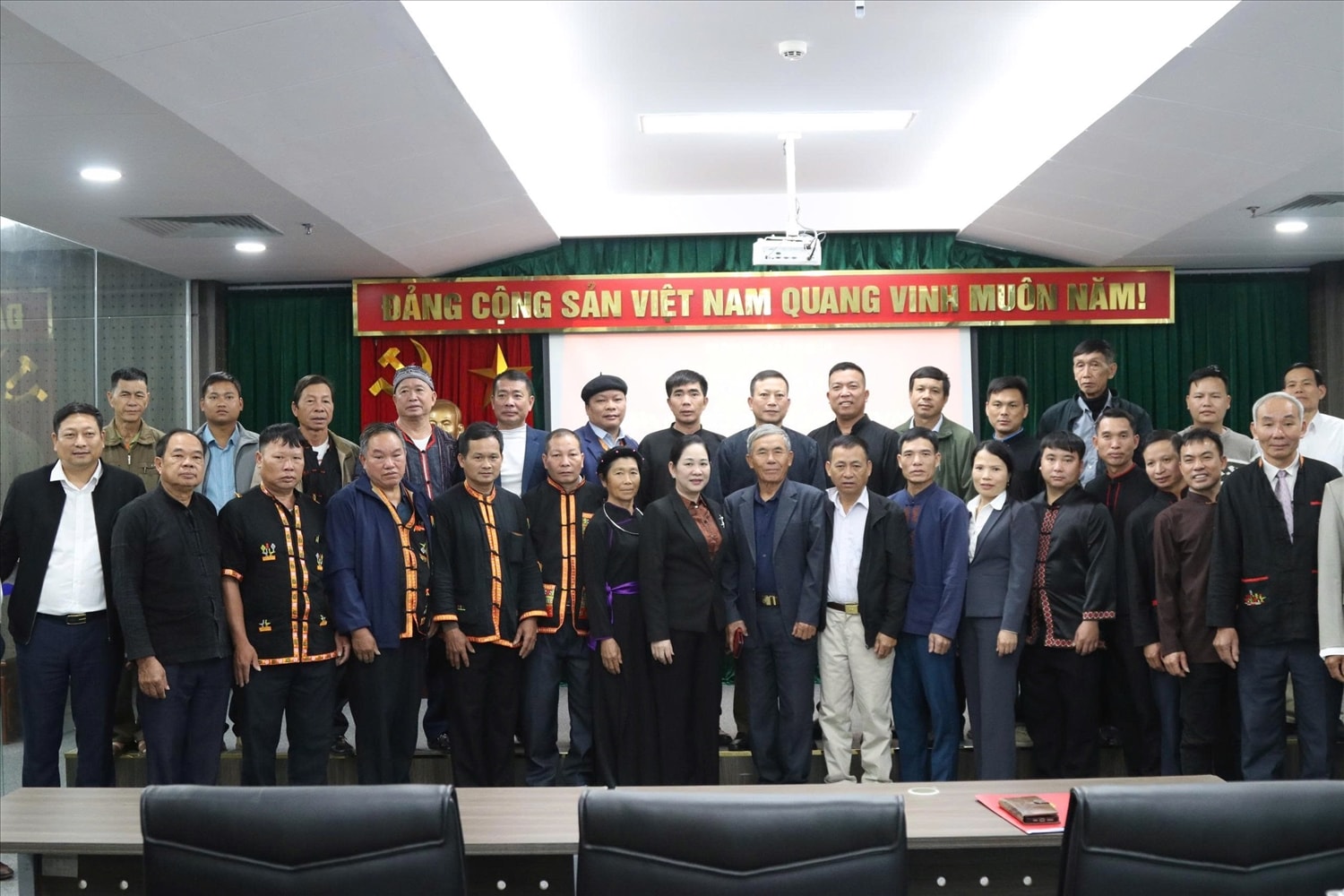 Thứ trưởng Nông Thị Hà chụp ảnh lưu niệm cùng Đoàn đại biểu Người có uy tín tỉnh Quảng Ninh 