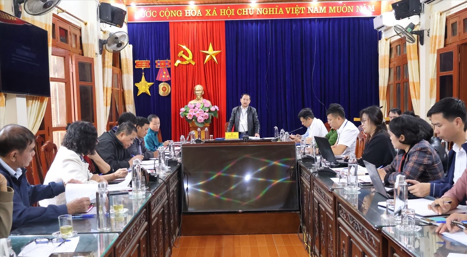 Người có uy tín không chỉ là 'cầu nối' mà phải là chủ thể. Chúng tôi chuyển từ việc 'phổ biến' một chiều sang 'đối thoại' hai chiều, để họ được nói lên tiếng nói từ thực tiễn cơ sở, Ông Giàng A Tạng, Phó Chủ tịch UBND xã Mù Cang Chải, tỉnh Lào Cai nhấn mạnh.