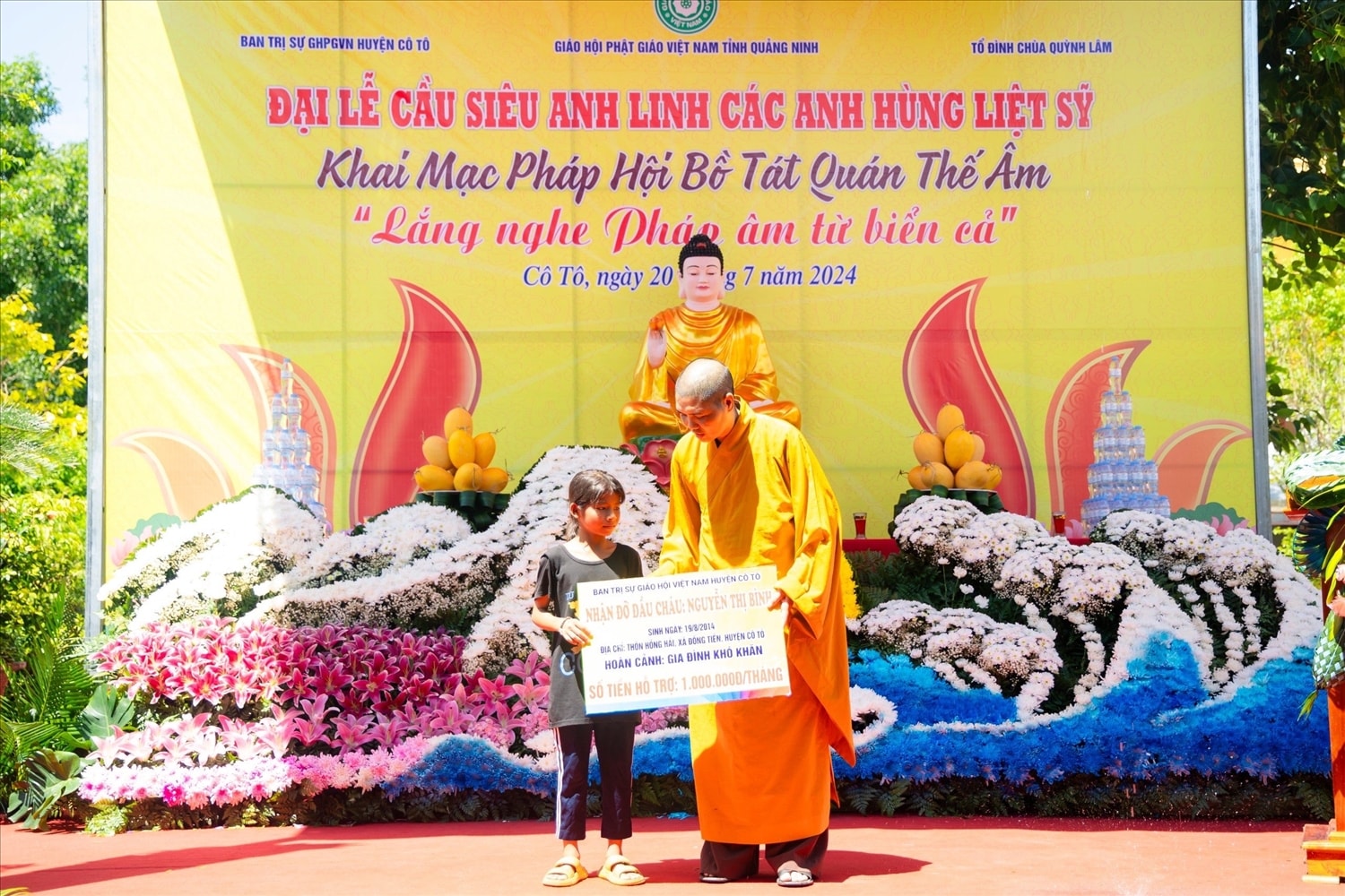 Đại đức Thích Khai Từ thường xuyên tổ chức các chương trình, trong đó trao tặng quà cho các hoàn cảnh khó khăn