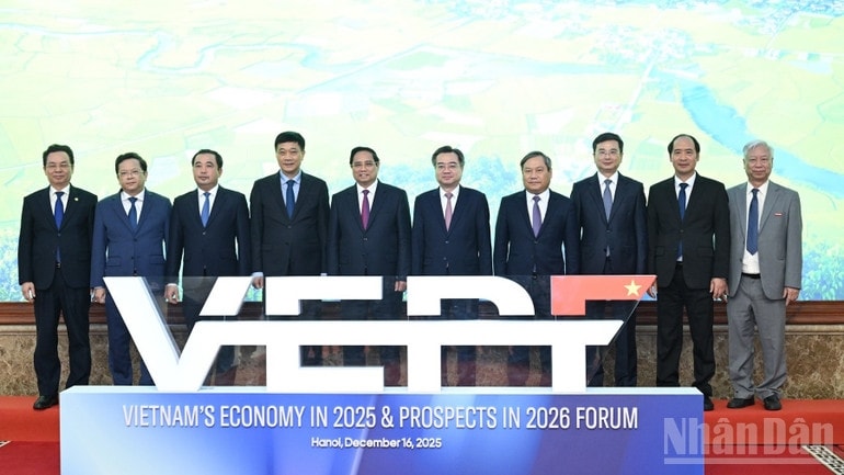 Thủ tướng Chính phủ Phạm Minh Chính và các đại biểu tham dự Diễn đàn Kinh tế Việt Nam 2025, triển vọng năm 2026.(Ảnh: Trần Hải)