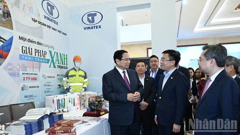 Thủ tướng Phạm Minh Chính tham quan khu trưng bày về thành tựu phát triển kinh tế và chuyển đổi xanh, chuyển đổi số của các doanh nghiệp tiêu biểu. (Ảnh: Trần Hải)