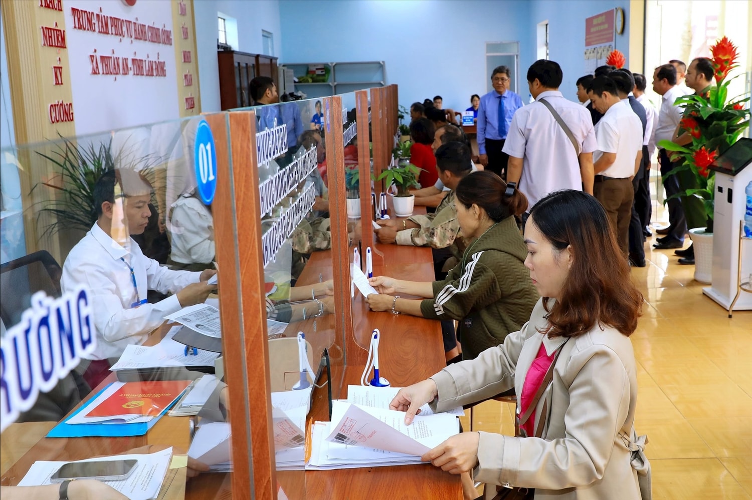 Nhận thức pháp luật được nâng lên, người dân xã Thuận An chủ động đến Trung tâm Phục vụ hành chính công giải quyết thủ tục hành chính. Nhận thức pháp luật được nâng lên, người dân xã Thuận An chủ động đến Trung tâm Phục vụ hành chính công giải quyết thủ tục hành chính.