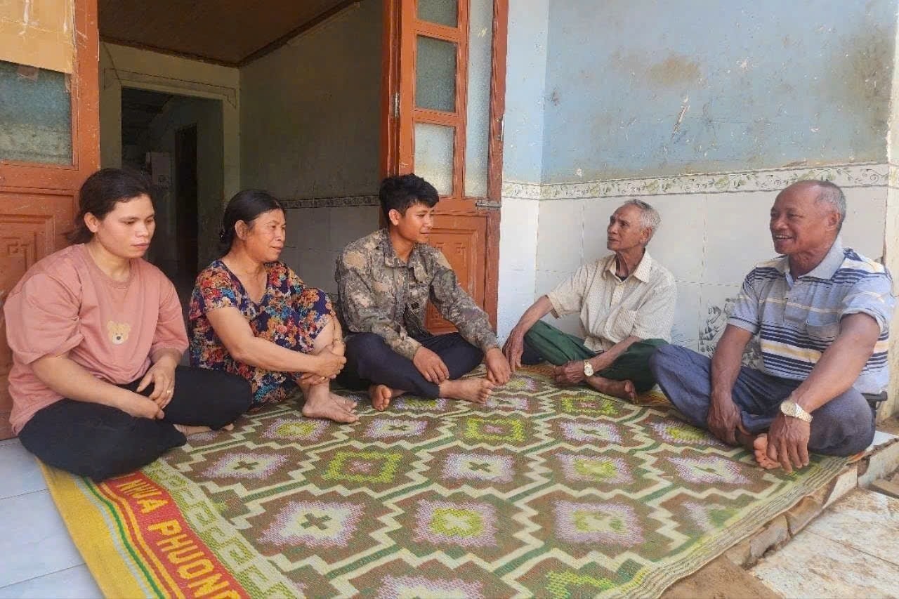Người uy tín Y Phil (ngoài cùng bên phải) “đi từng ngõ, gõ từng nhà” để tuyên truyền, vận động bà con chấp hành nghiêm chủ trương của Đảng, chính sách, pháp luật của Nhà nước. Người uy tín Y Phil (ngoài cùng bên phải) “đi từng ngõ, gõ từng nhà” để tuyên truyền, vận động bà con chấp hành nghiêm chủ trương của Đảng, chính sách, pháp luật của Nhà nước.