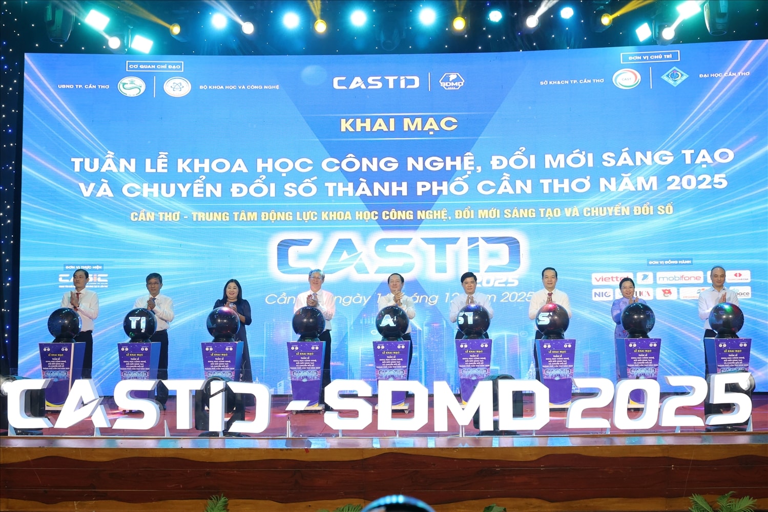 Các đại biểu thực hiện nghi thức khai mạc CASTID 2025