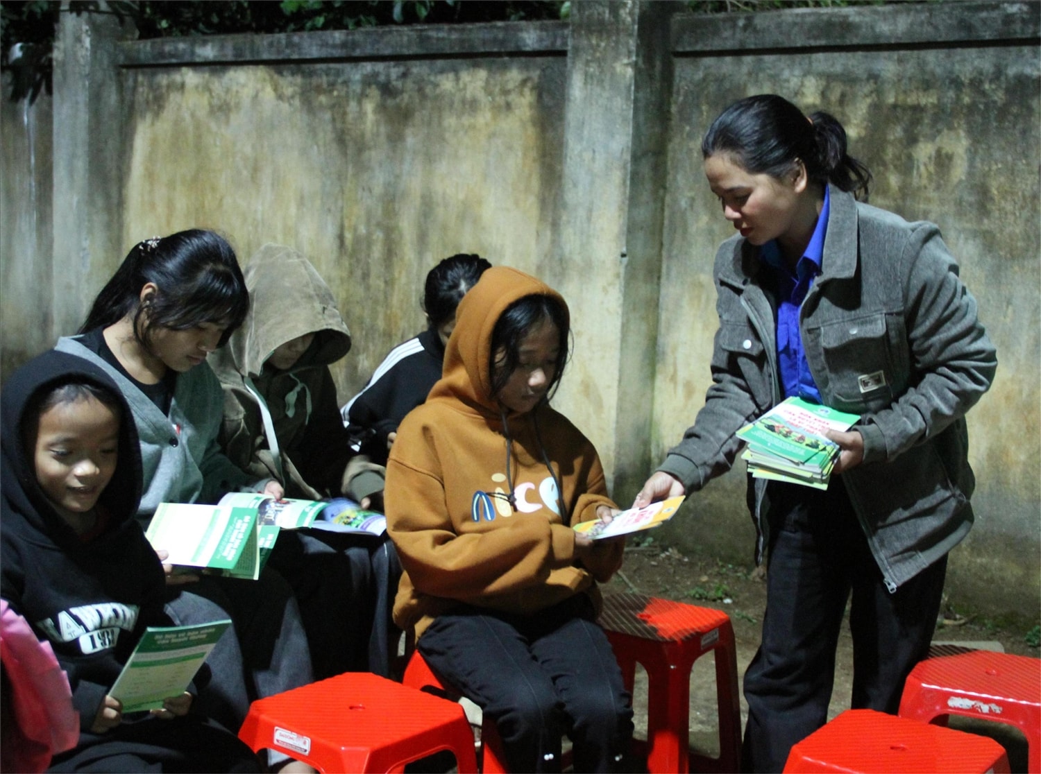 Cán bộ cơ sở phát tờ rơi tuyên truyền Luật Hôn nhân và Gia đình đến bà con ở các thôn, buôn