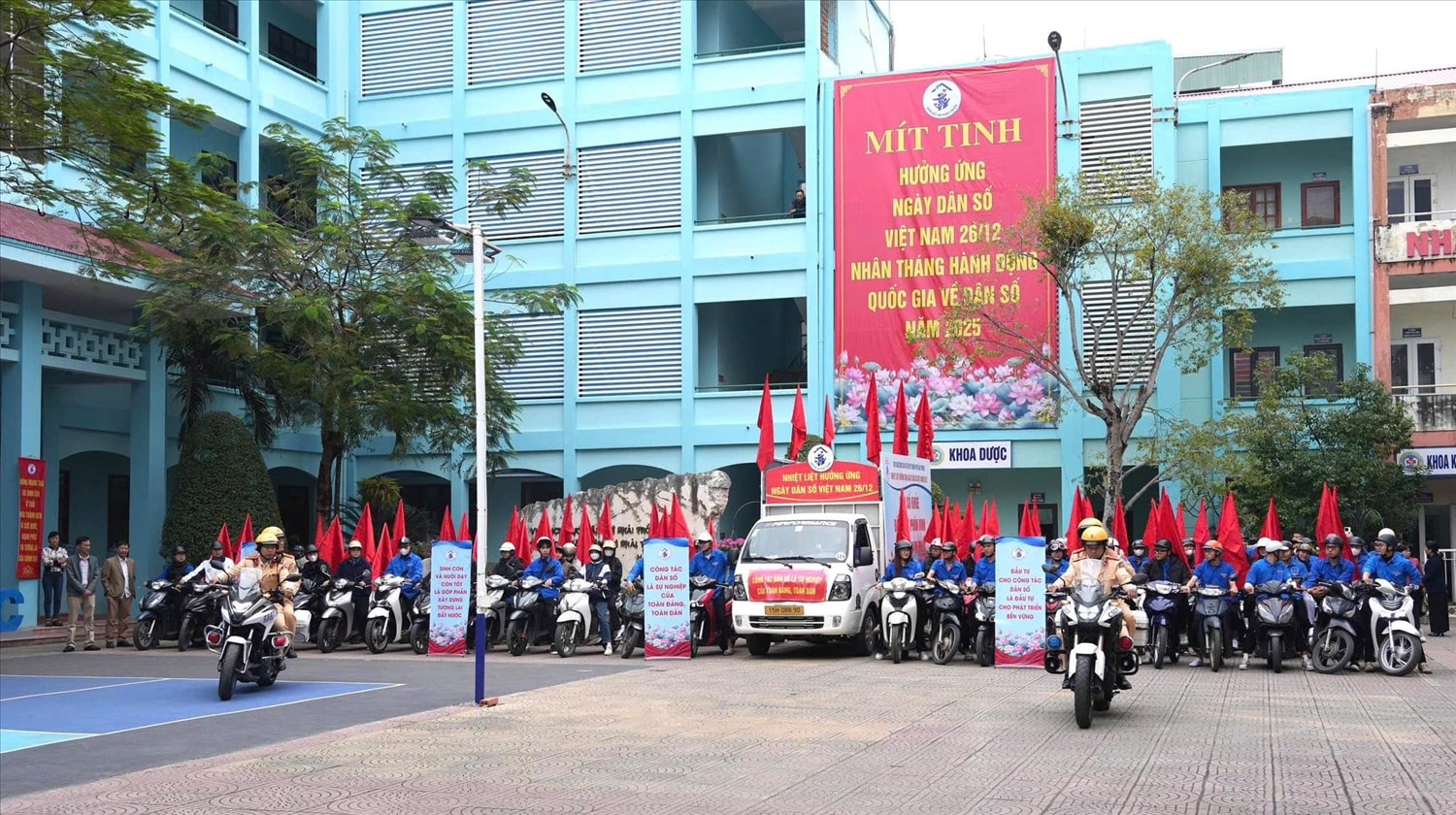 Các lực lượng tham gia diễu hành tuyên truyền trên các tuyến đường, góp phần lan tỏa thông điệp hành động: “Dân số khỏe đất nước phồn vinh, gia đình hạnh phúc”.