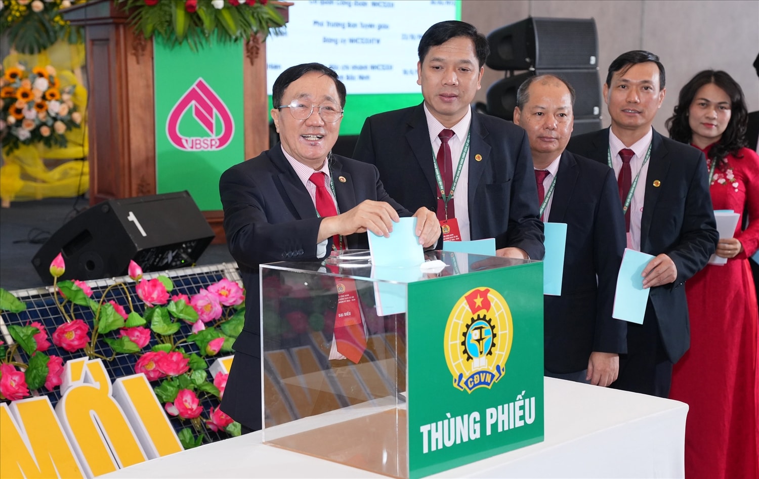 Các đại biểu bỏ phiếu bầu BCH Công đoàn NHCSXH khoá VI, nhiệm kỳ 2025 - 2030