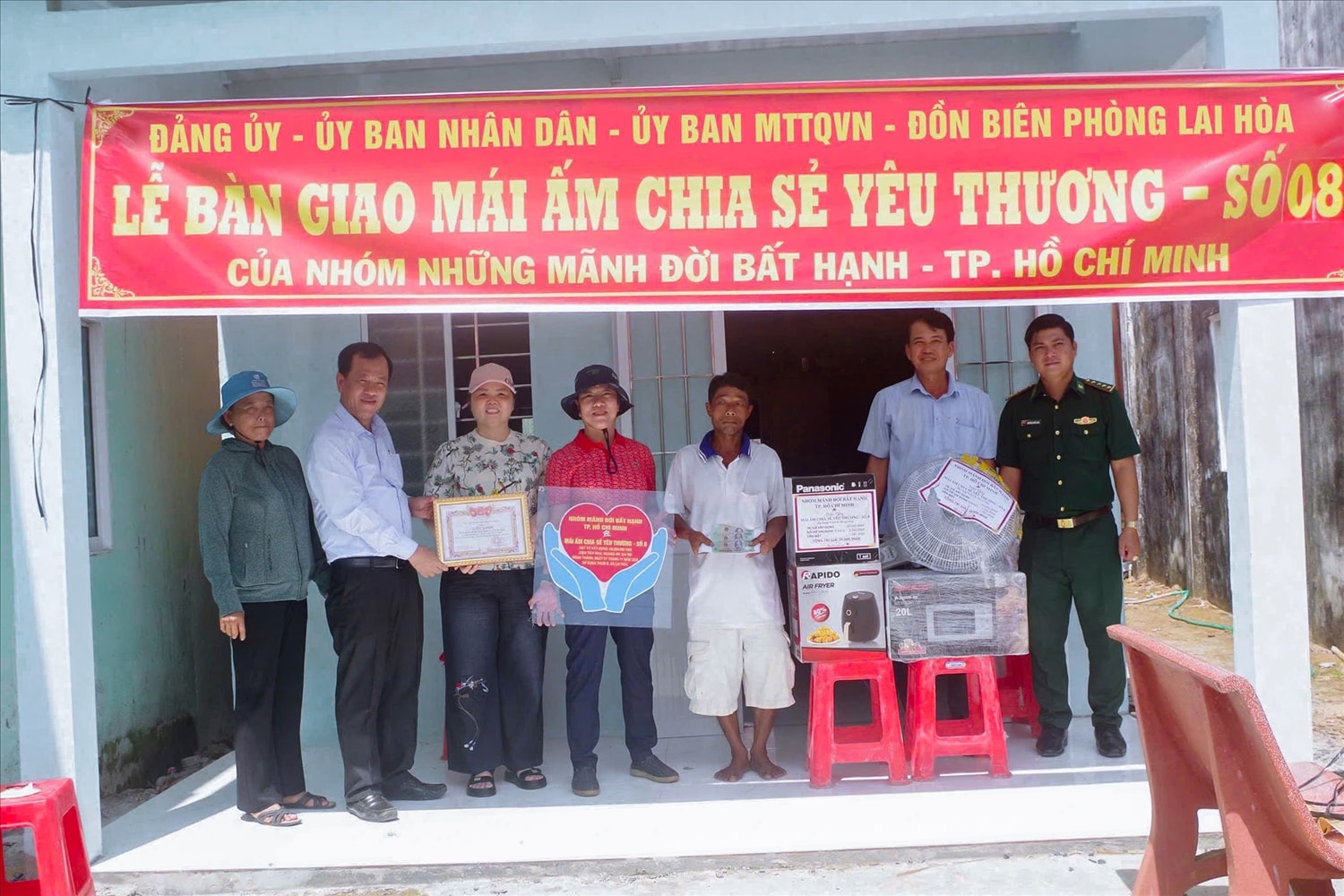 Gia đình ông Sơn Vành Na, ấp Xung Thum B, xã Lai Hòa, TP. Cần Thơ xúc động đón căn nhà mới khang trang