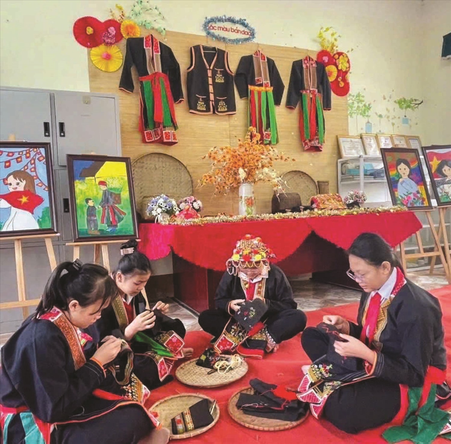 Học sinh tham gia ngoại khóa thêu trang phục truyền thống