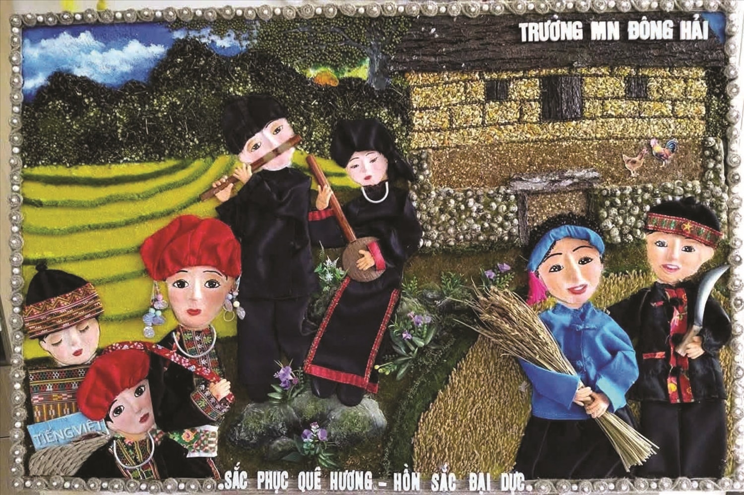 Tranh hạt của thầy và trò Trường Mầm non Đông Hải, xã Đông Ngũ được trưng bày tại Lễ hội Mùa vàng miền Soóng cọ