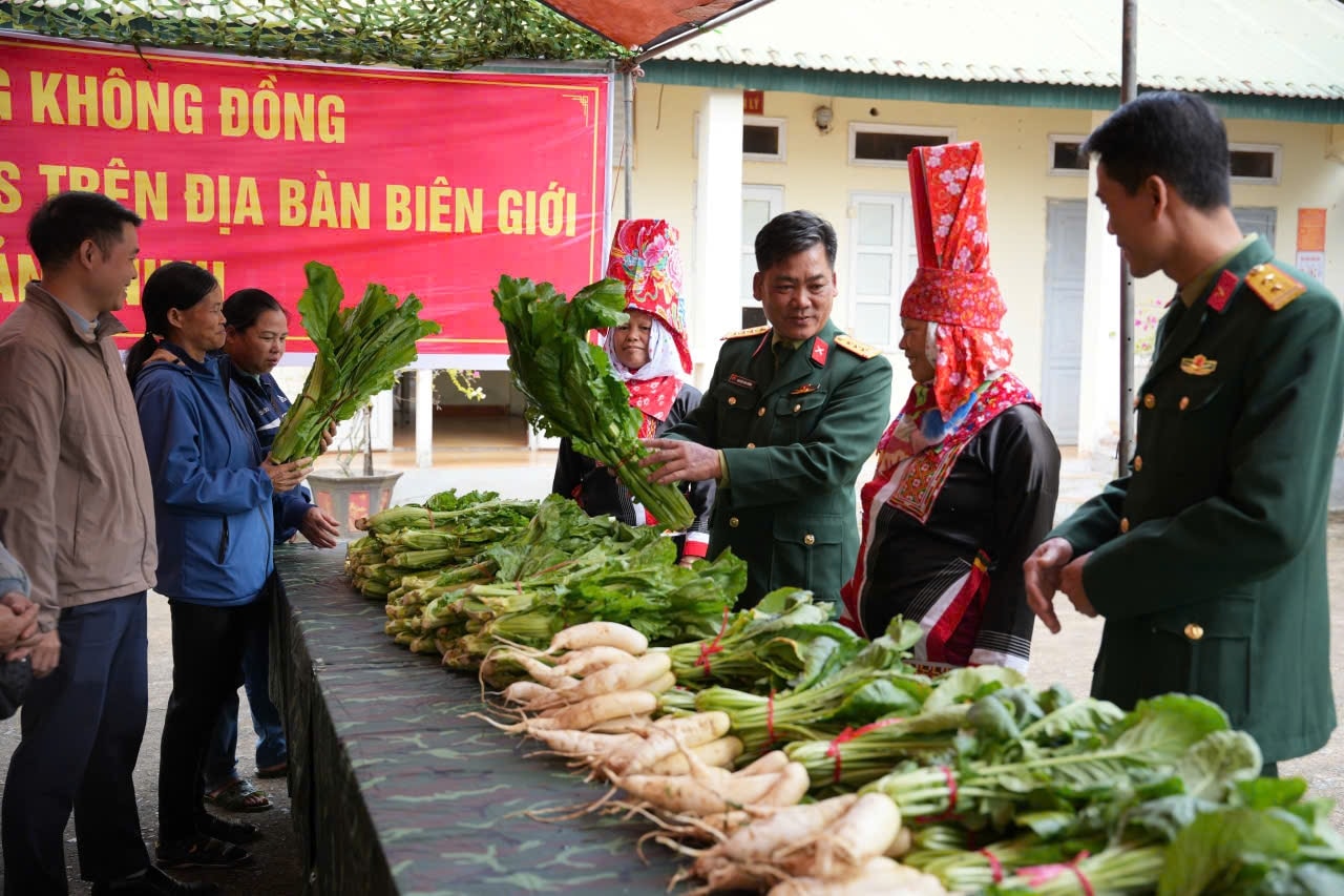 Nhiều mặt hàng thiết thực (quần áo, vở viết, bút, cùng các sản phẩm tăng gia của đơn vị) 