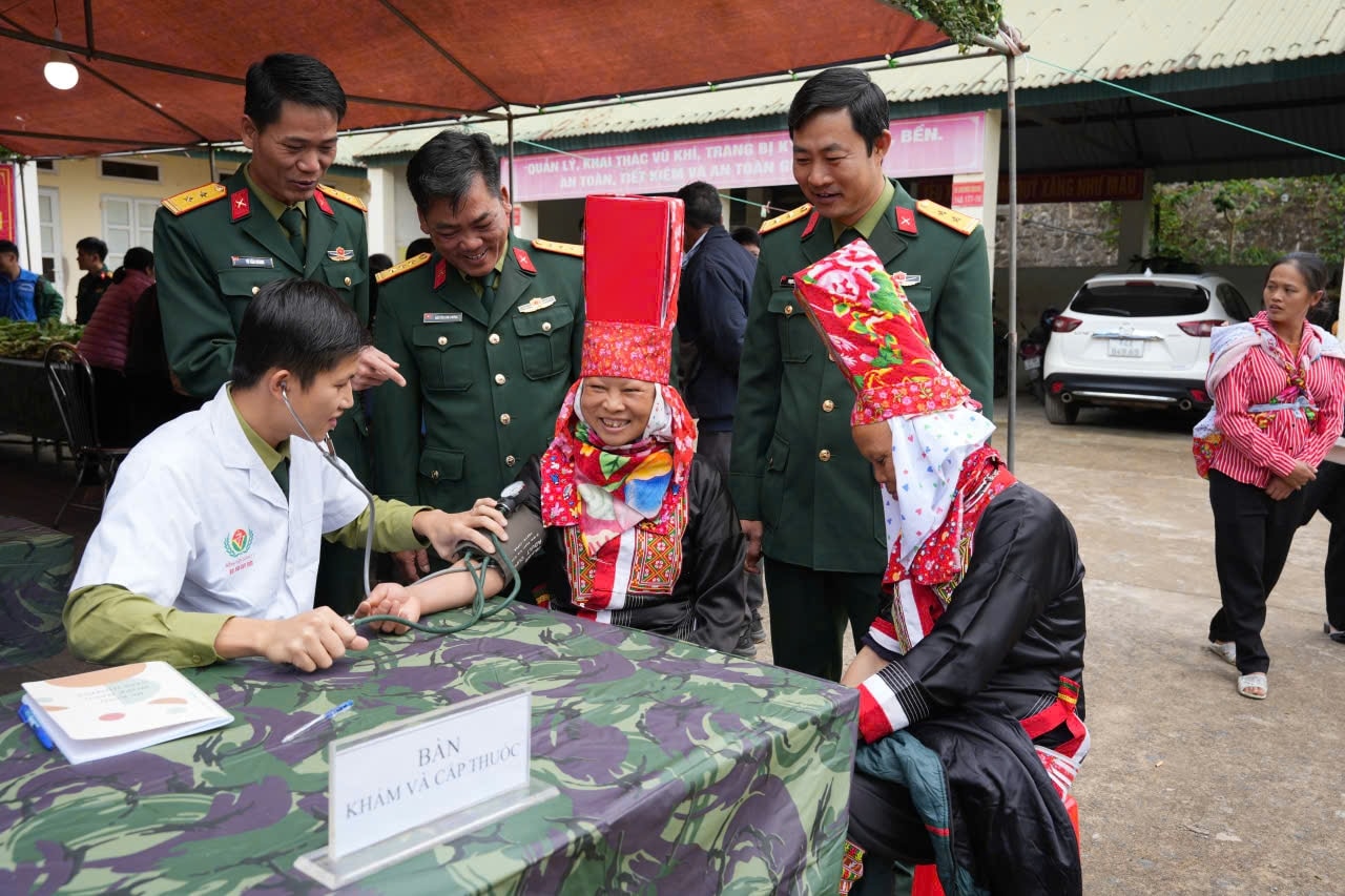 Lâm trường 155 còn phối hợp tổ chức khám bệnh và phát thuốc miễn phí cho bà con