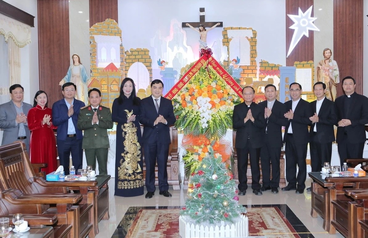 Chủ tịch UBND tỉnh Nguyễn Hoài Anh và các thành viên trong đoàn tặng lãng hoa chúc mừng Giám mục Nguyễn Đức Cường và Tòa giám mục Thanh Hóa đón Lễ Giáng sinh an lành, hạnh phúc. (ảnh Minh Hiếu)