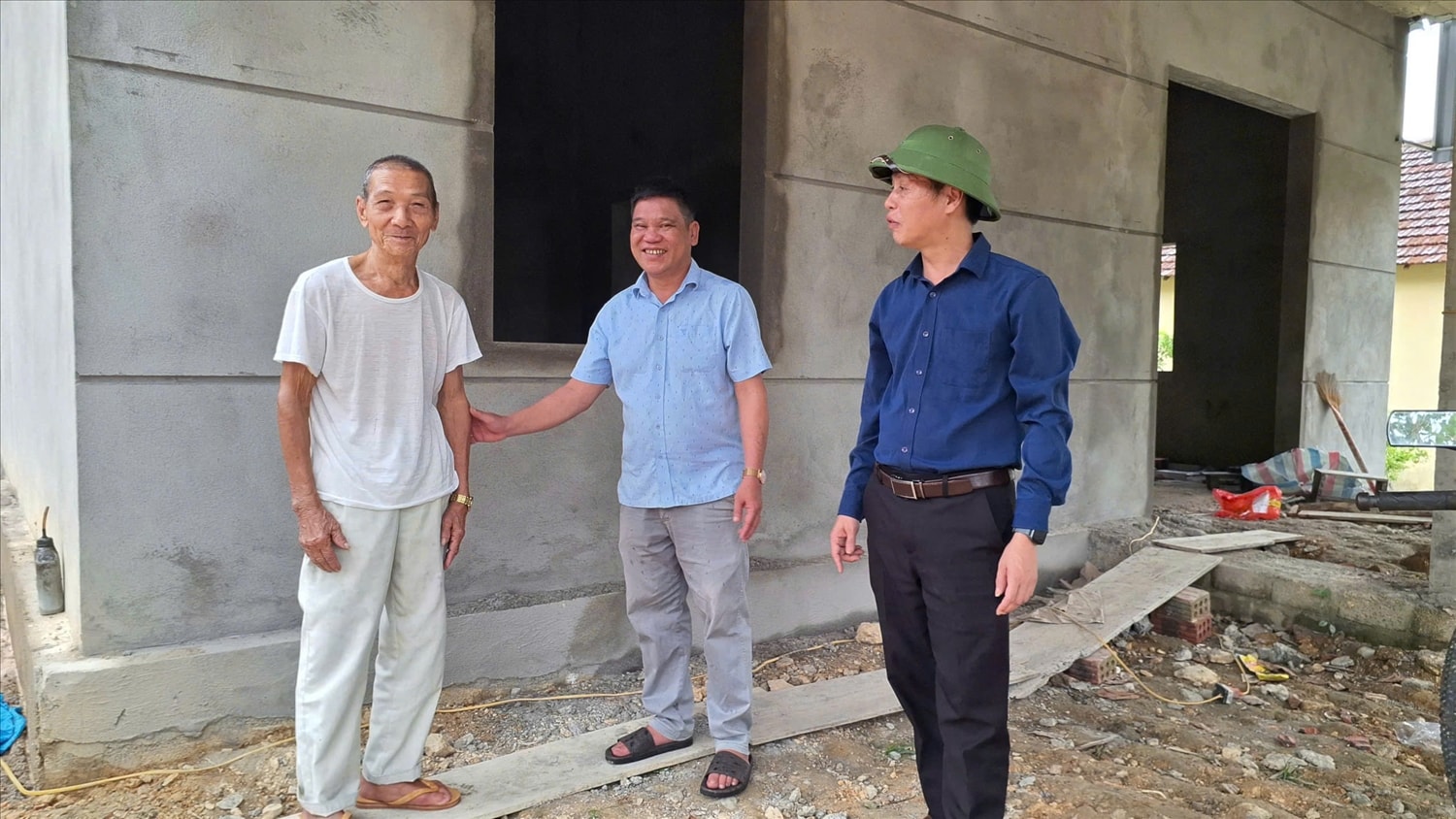 Trong quá trình thực hiện chương trình xóa nhà tạm, Ông Nguyễn Tài Diện (ngoài cùng bên phải), Phó Chủ tịch UBND xã Sơn Lâm (Nghệ An) luôn sâu sát kiểm tra tiến độ xây dựng  nhà trên địa bàn. (Ảnh: Phạm Tiến)