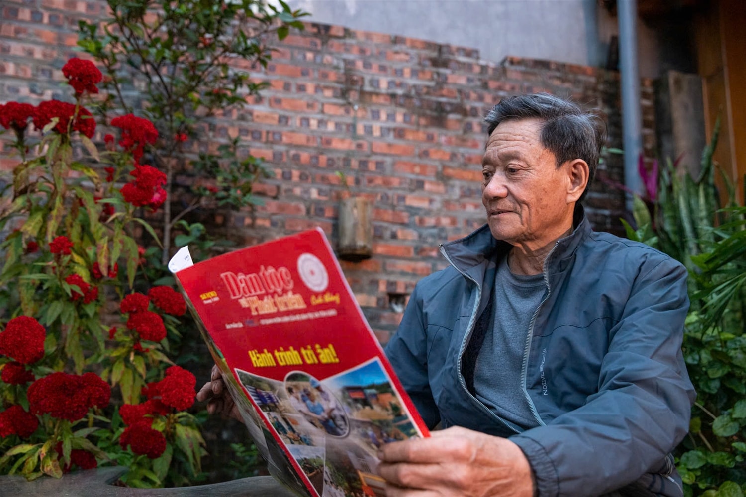 Ông Nguyễn Minh Chí, Người có uy tín thôn Pom Ban, xã Tú Lệ luôn  gương mẫu đi đầu trong phong trào hoạt động ở địa phương