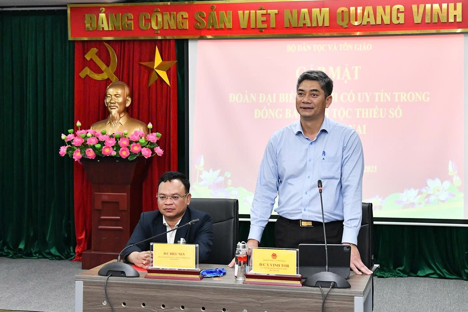Thứ trưởng Bộ Dân tộc và Tôn giáo Y Vinh Tơr tiếp đón đoàn đại biểu người có uy tín trong đồng bào DTTS tỉnh Đồng Nai