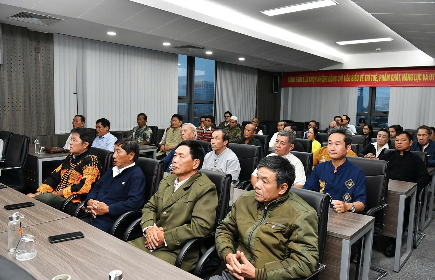 Các đại biểu người có uy tín trong đồng bào DTTS tỉnh Đồng Nai tham gia buổi gặp mặt