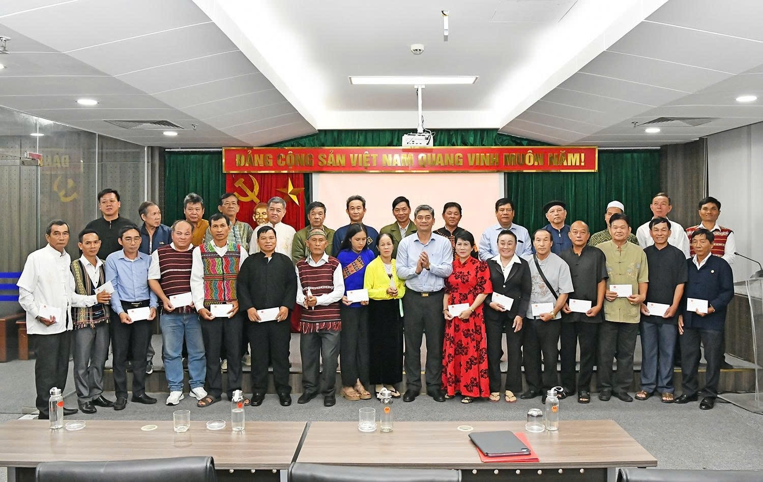 Thứ trưởng Y Vinh Tơr mong muốn người có uy tín tiếp tục gương mẫu, phát huy hiệu quả vai trò của mình trên các lĩnh vực
