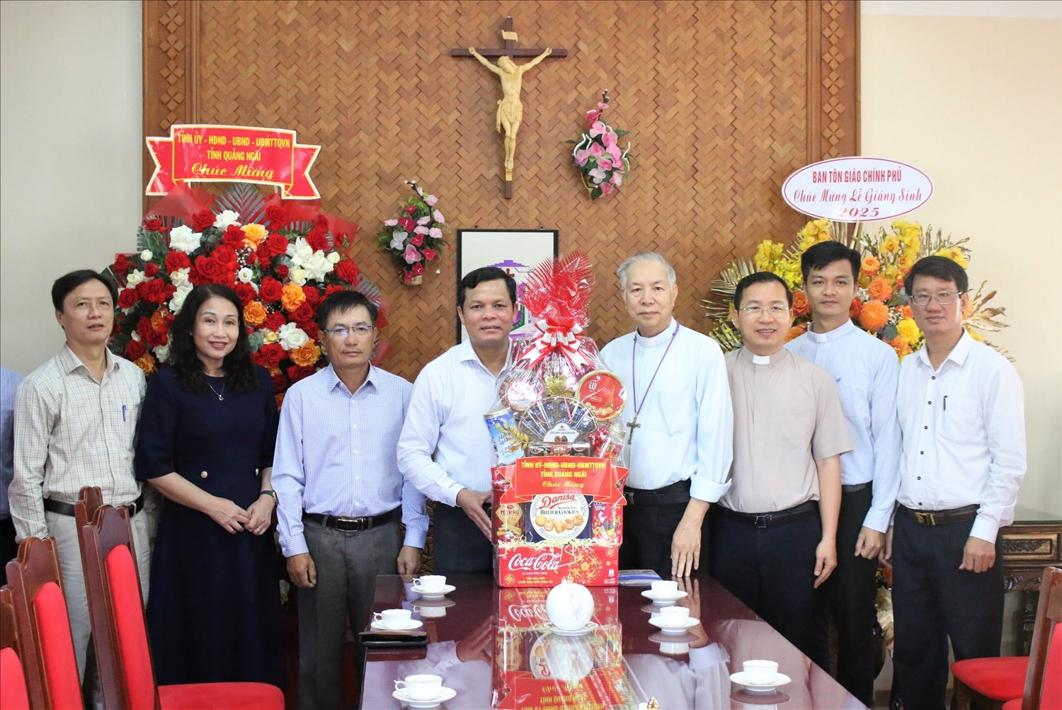 Phó Bí thư Tỉnh ủy, Chủ tịch HĐND tỉnh Quảng Ngãi Nguyễn Đức Tuy tặng quà và chúc mừng Giám mục Nguyễn Hùng Vị, Giám mục Giáo phận Kon Tum nhân dịp Lễ Giáng sinh. (Ảnh: Ngọc Chí)